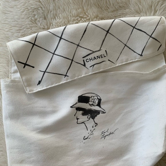 Authentic CHANEL clutch - Picture 12 of 15